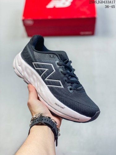new Balance 新百伦 男女鞋真标半码制 升级原楦原纸版开发 采用一体式工程网眼鞋面及热熔Logo细节 中底嵌入Fresh Foam X 中底轻量化泡沫