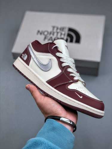 360支持放店 Air Jordan 1 Retro Low X The North Face 白酒红小钩满天星官方同步新色 原装级产物拒绝公底 立体鞋型 细节