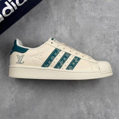 本地 核心私 Adidas Originals Gazelle Indoor X Lv 米绿 联名定制 低帮休闲运动板鞋 采用全新头层拼接皮革材质 后跟采用特色