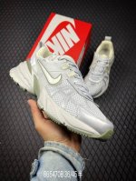 B 公司级耐克Nike V2K Run跑步鞋复古风潮 网面透气运动鞋 灰银紧致的鞋面材质提供良好的包裹性鞋侧 Swoosh以及鞋头部分搭配增添不少亮点的镀铬细节