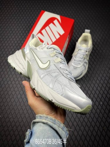 B 公司级耐克Nike V2K Run跑步鞋复古风潮 网面透气运动鞋 灰银紧致的鞋面材质提供良好的包裹性鞋侧 Swoosh以及鞋头部分搭配增添不少亮点的镀铬细节