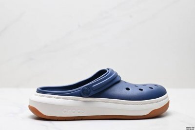 公司级Crocs 卡骆驰 Crocsband Full Force 圆头套脚 洞洞鞋 灵感来自于传统板鞋 始终秉承更具运动风格 鞋面孔洞设计 给炎热的夏季带来一