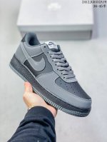 真标带半码 耐克nike Air Force 1 Mid 07 空军一号低帮百搭休闲运动板鞋。柔软、弹性十足的缓震性能和出色的中底设计，横跨复古与现代的外型结合