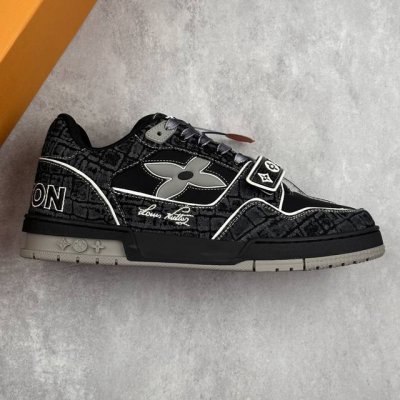 本地 核心私 Lv-路易-威登Trainer 2025走秀最新款原版1：1开发复刻！！上脚非常舒适 做工精细鞋面由意大利进口小牛皮拼接，侧边饰有品牌Logo标志