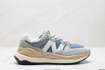 公司级new Balance Nb5740系列 凭借多种严选的优质素材重塑出让人耳目一新又充满层次感的革新中低结构。为呼应90年代的巨大化潮流，鞋侧也点题采用了