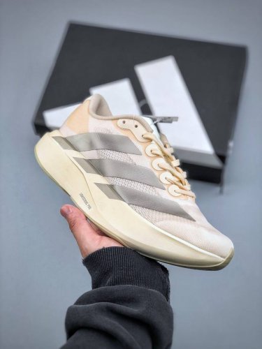 300支持放店 Adidas Adizero Evo Sl 阿迪超轻透气缓震跑鞋整体外观造型与Adizero Adios Pro Evo 1非常相似 中底配置方