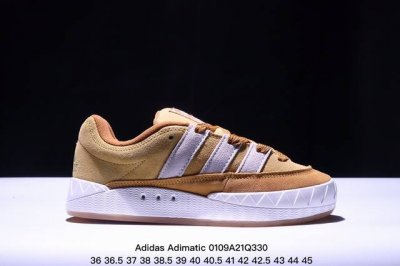 Adidas Adimatic 面包鞋 阿迪 Adidas Team Court 面包鞋 浮夸的日韩版面与鞋底 颜值爆棚 开学季不撞鞋 货号：Hp9915 尺码