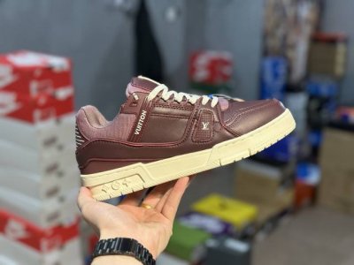 路易威登 Louis Vuitton Lv路易威登板鞋 时尚运动鞋潮厚底增高男女鞋。舒适防滑底和百搭性霸屏整个时尚娱乐圈，细节调整完美主义！采用柔软皮革拼接鞋面