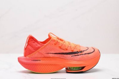 公司级新品发布 Nike Air Zoom Alphafly Next% 整体采用前作的设计语言，并且对后者的细节进行升级，马拉松和长距离路跑的性能极限设计而生