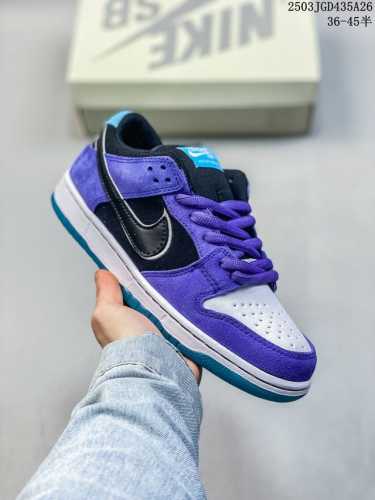 160 耐克 Nike Sb Dunk Low Pro 运动鞋复古板鞋。采用柔软皮革鞋面，经久耐穿，塑就如元年款 Dunk 般的复古质感。鞋头透气孔，搭配鞋口和