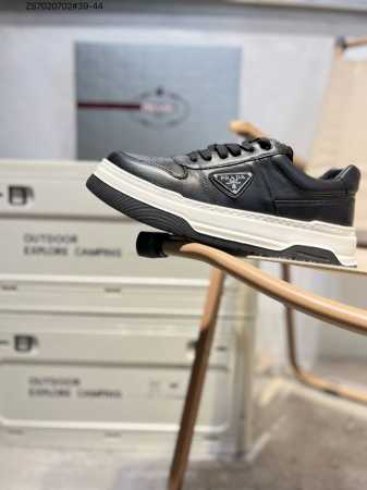 460 Prada(普拉达)专柜同步上市， 新款男鞋、面料精选原版小牛皮，。头层进口丝绸牛皮内里。原版牛里垫脚！原版开模防滑Pu大底，精美线条、简约大气，上脚感 - 点击图像关闭