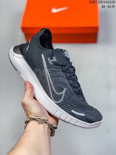 带半码 真标耐克 Nike Free Run 赤足5.0 可回收材料轻便透气运动跑步鞋 类似袜子的 Free Run 5.0由至少20%的可回收材料制成，旨在从