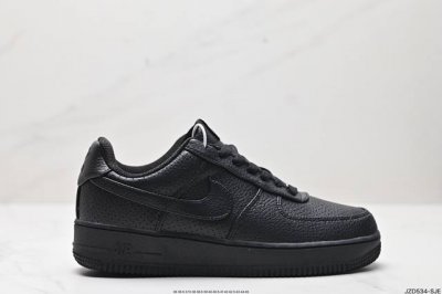 公司级耐克nike Air Force 1 Low 空军一号低帮百搭休闲运动板鞋。柔软、弹性十足的缓震性能和出色的中底设计，横跨复古与现代的外型结合，造就出风靡