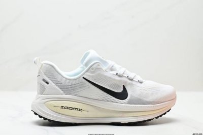 公司级Nike Vomero 18 耐克 舒适减震防滑 低帮跑步鞋 全掌Reactx泡绵中底 前掌和后跟还配备了Air Zoom气垫单元 据说跑起来更快更舒适哦