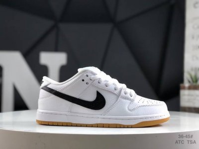 210 Nike Dunk Low 此款鞋采用近几年比较流行的版型设计，外观时尚大气。鞋底采用耐磨的材质，穿上它，让您在平时生活和工作中都会感觉到舒适的体验。