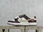 放店私 Nk Dunk Low Year Of The Snake 蛇年限定 低帮休闲板鞋 #配色鞋身框架部分为酒红色，鞋头、鞋身等位置为白色，结合生胶外底，整
