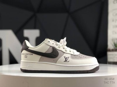 真标带半码 耐克 Nike Air Force 7 Low 空军一号低帮百搭厚底增高休闲运动板鞋。柔软、弹性十足的缓震性能和出色的中底设计，横跨复古与现代的外型