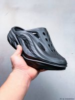 120 hoka One One夏奥拉Mule户外缓震拖鞋。流线型融合极简美学，包头鞋面，对脚掌有更好的包裹性，也满足防碰撞的功能性。鞋面多处开孔的气流通道，有