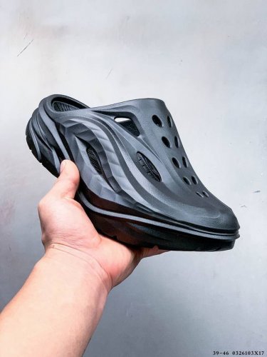 120 hoka One One夏奥拉Mule户外缓震拖鞋。流线型融合极简美学，包头鞋面，对脚掌有更好的包裹性，也满足防碰撞的功能性。鞋面多处开孔的气流通道，有