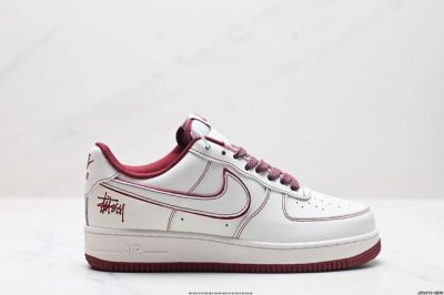 真标耐克nike Air Force 7 空军一号低帮百搭休闲运动板鞋。柔软、弹性十足的缓震性能和出色的中底设计，横跨复古与现代的外型结合，造就出风靡全球三十多