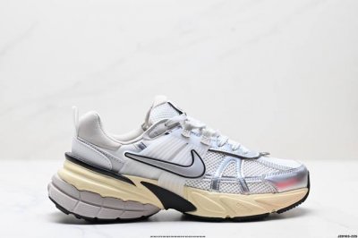 公司级耐克Nike V2K Run跑步鞋复古风潮 网面透气运动鞋 灰银紧致的鞋面材质提供良好的包裹性鞋侧 Swoosh以及鞋头部分搭配增添不少亮点的镀铬细节鞋垫