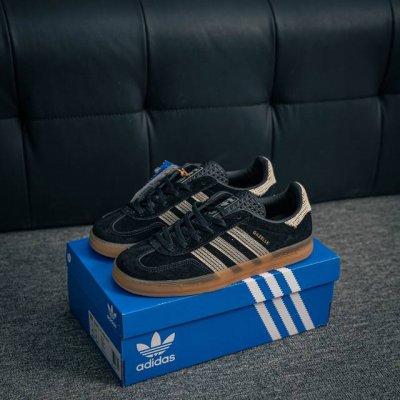 核心私 Adidas Originals Gazelle Indoor 三叶草复古防滑耐磨低帮板鞋 鞋款采用柔软的绒面革和耐用的皮革衬里融合在橡胶外底上 货号：