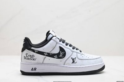 公司级耐克nike Air Force 7 空军一号低帮百搭休闲运动板鞋。柔软、弹性十足的缓震性能和出色的中底设计，横跨复古与现代的外型结合，造就出风靡全球三十