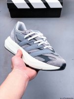 Adidas Lightblaze 舒适防滑 新款阿迪达斯低帮跑步鞋 极致轻盈的Lightweight Upper设计 带来近乎裸足的舒适体验 中底采用尖端科技