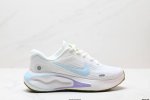 公司级Nike Journey Run 跑步鞋 使用了新型的缓震材料 脚感偏韧 后跟有加厚的海绵填充 鞋子前掌和后掌做了加宽设计 增加了跑步时的稳定性 织物加网