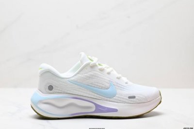 公司级Nike Journey Run 跑步鞋 使用了新型的缓震材料 脚感偏韧 后跟有加厚的海绵填充 鞋子前掌和后掌做了加宽设计 增加了跑步时的稳定性 织物加网