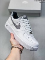 公司级带半码 Nk Air Force 1‘07 Low 空军一号低帮休闲板鞋 鞋款采用再生材料制成，混合了皮革、网眼和绒面革。侧面的双 Swooshes、“8