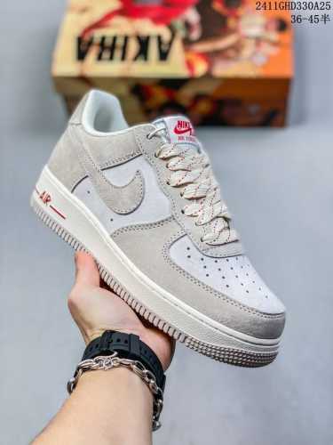 公司级带半码耐克nike Air Force 1‘07 空军一号低帮百搭休闲运动板鞋。柔软、弹性十足的缓震性能和出色的中底设计，横跨复古与现代的外型结合，造就出