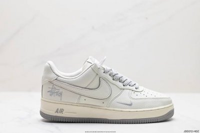 公司级耐克nike Air Force 1 Low 空军一号低帮百搭休闲运动板鞋。柔软、弹性十足的缓震性能和出色的中底设计，横跨复古与现代的外型结合，造就出风靡