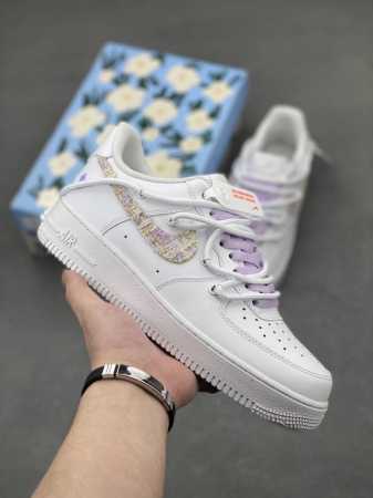 紫色小香风”订制空军一号板鞋 ，该定制版球鞋选用原鞋款为Nike Air Force1空军一号低帮，此款设计灵感以梦幻紫为主题，配色上以紫白色为主，鞋后侧爱心涂 - 点击图像关闭