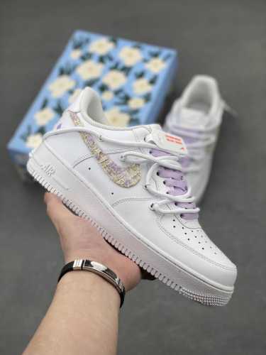 紫色小香风”订制空军一号板鞋 ，该定制版球鞋选用原鞋款为Nike Air Force1空军一号低帮，此款设计灵感以梦幻紫为主题，配色上以紫白色为主，鞋后侧爱心涂