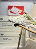 耐克Nike Dunk Low 板鞋Sb系列经典百搭休闲运动板鞋加厚鞋舌的填充，使舒适性大大提升，同时也更方便穿脱中底部分则加入了脚感柔软舒适Zoomair气垫
