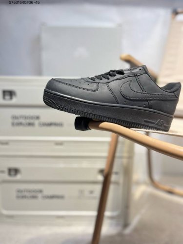 耐克 Nike Air Force 7空军一号 百搭休闲运动板鞋。柔软、弹性十足的缓震性能和出色的中底设计，横跨复古与现代的外型结合，造就出风靡全球三十多年的F