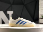 阿迪达斯 Ad Gazelle Indoor 米白色 此款鞋延续了橡胶外底和经典款式的传统。优质绒面革鞋面和标志性的3条纹采用明亮的对比色，为久经考验的外观带来