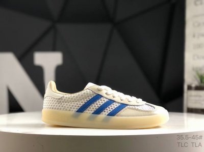 阿迪达斯 Ad Gazelle Indoor 米白色 此款鞋延续了橡胶外底和经典款式的传统。优质绒面革鞋面和标志性的3条纹采用明亮的对比色，为久经考验的外观带来