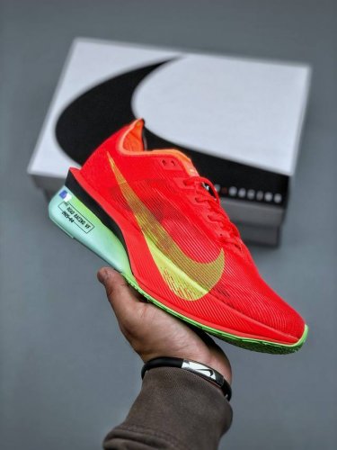 nike Zoomx Vaporfly Next% 4 马拉松系列公路竞速超轻缓震跑步鞋 #鞋款轻盈，同时保持出色性能表现。此鞋款质感轻盈，无论是日常畅跑还是马