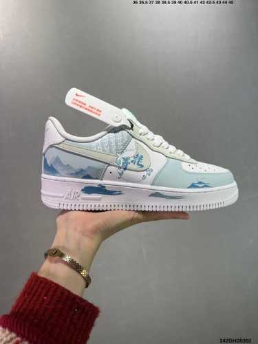 核心私 公司级Nike Air Force 1 Low “青花瓷”“Celadon” 初闻“青花瓷”之名，脑海中便会浮现出一幅烟雨朦胧的江南画卷。那细腻洁白的胎