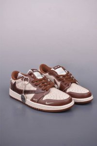 Fragment X Travis Scott X Mlb Air Jordan 1 Low 三方联名倒钩 全新的三方联名低帮倒钩鞋面延续了黑脚趾设计，整双鞋以