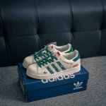 核心私 adidas Originals Gazelle Indoor 三叶草复古防滑耐磨低帮板鞋 鞋款采用柔软的绒面革和耐用的皮革衬里融合在橡胶外底上 货号