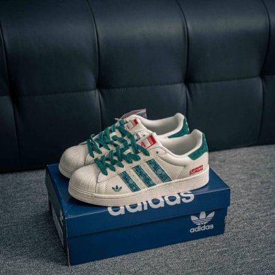 核心私 adidas Originals Gazelle Indoor 三叶草复古防滑耐磨低帮板鞋 鞋款采用柔软的绒面革和耐用的皮革衬里融合在橡胶外底上 货号