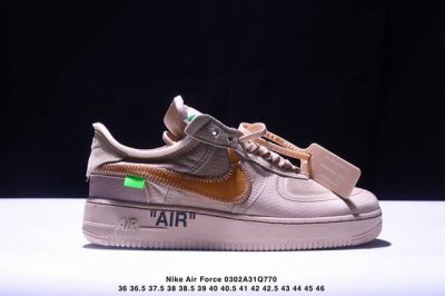 公司级Off-White X Nike Air Force 1 Ow联名空军一号 鞋款延续了此次联名的设计风格，整体以白色为主调，鞋身内侧同样印有大面积标语，奶