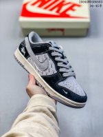 Nike Sb Dunk Low“ 斯图西联名 黑灰猪八英文” 周年高端定制 低帮休闲板鞋 定制鞋盒 大厂纯原品质出货 超高清洁度 皮料切割干净无任何毛边 细节
