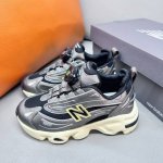NB 0旋转扣联名款 28-37 作为官方最新最热门的款式，nb 0真的是一鞋难求采用有张力的线条，和不同材质的拼接使用，让整体凸显未来的机能感