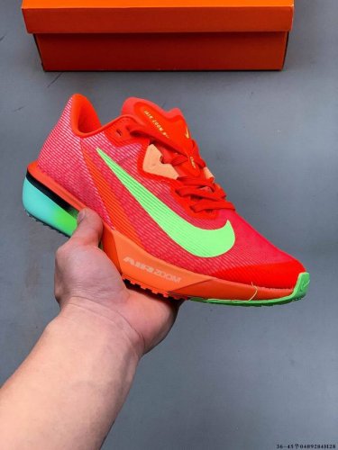 Nike Air Zoom Rival Fly 4 轻量跑鞋 鞋面采用舒适材质，提升上脚体验。鞋身延续了经典款式设计，并加强了鞋面的包裏和支撑性能。鞋底精心打造