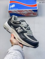 新百伦 New Balance Nb2000系列复古运动慢跑鞋，鞋面为合成皮革与聚酯网眼相拼，质轻、透气、包覆感舒适，鞋底的双色流线设计加上前后脚掌的双气垫支撑