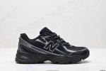 公司级New Balance Nb5740系列 凭借多种严选的优质素材重塑出让人耳目一新又充满层次感的革新中低结构。为呼应90年代的巨大化潮流，鞋侧也点题采用了